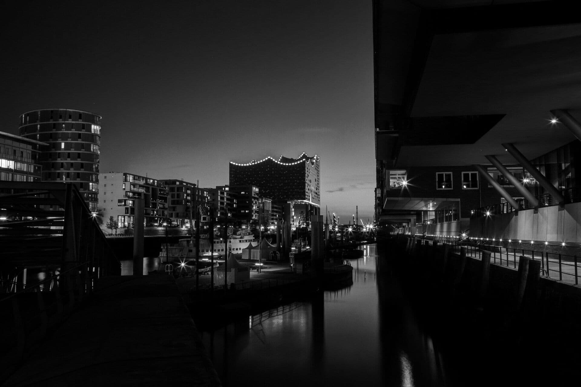 Hamburg bei Nacht mit der Elbphilharmonie, schwarzweiß